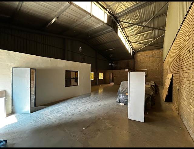 165M² WAREHOUSE TO LET IN LOMBARDY WEST